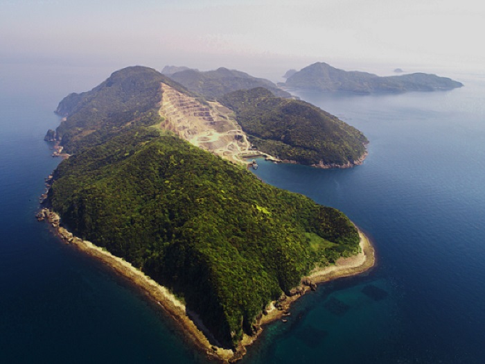 北側上空約500メートル地点から撮影した椛島の全体写真です。
