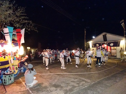 夜、お旅所の広場に宝来丸が置かれ、六尺衆が奉納踊りを披露している写真です。