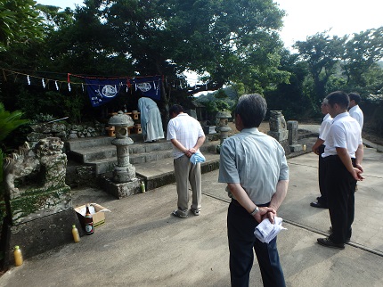 伊福貴 八坂神社の境内に神主さんと町の役員さんが集まり、神事を執り行っている様子です。