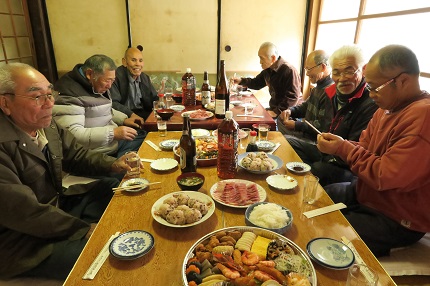 高松神社祭の際、芦ノ浦の町内会長さんのお宅で料理がふるまわれている様子です。