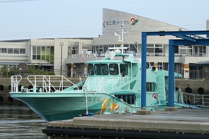 福江港に定期船ソレイユが停泊している写真です。
