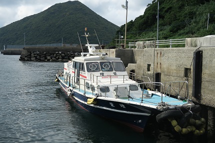 伊福貴港内に停泊している、海上タクシー増栄の写真です。