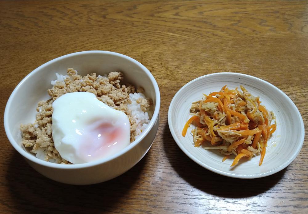 朝食メニュー鶏そぼろ炒めと温泉たまごと人参の炒めナムルの写真