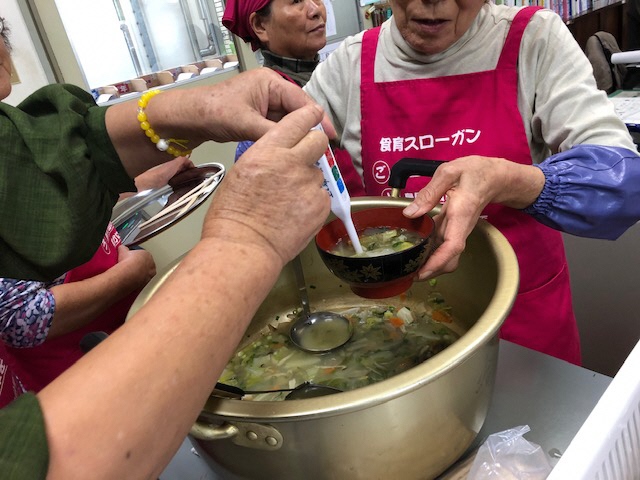 味噌汁をついでいる様子