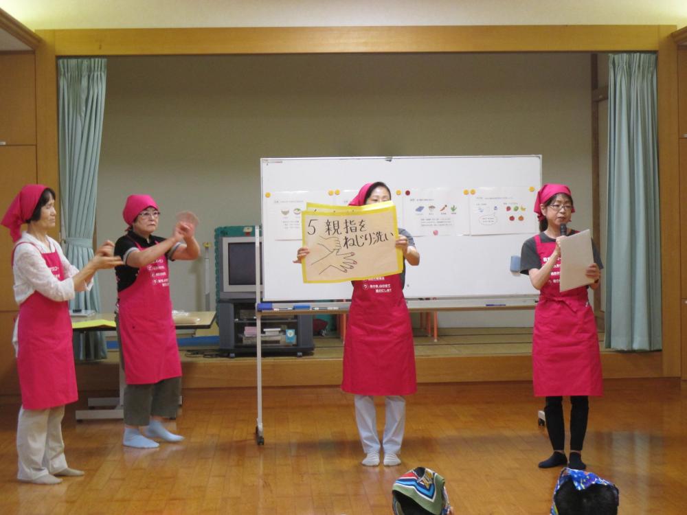子どもに手の洗い方を指導している様子