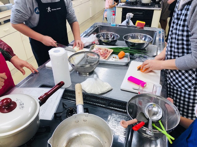 材料を切っている様子