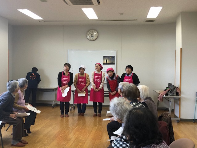 高齢者に講話をしている様子
