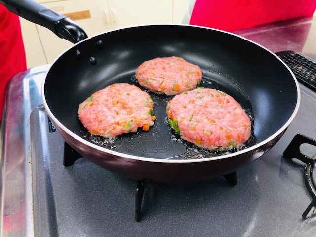 パティを焼いている様子