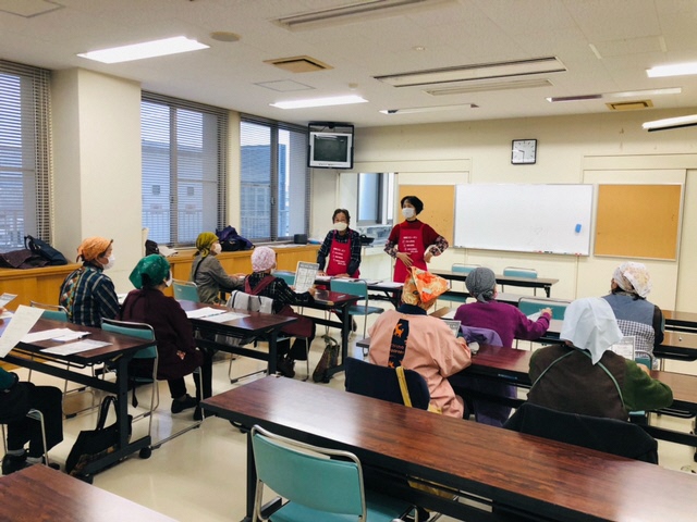 講話を聞いている参加者