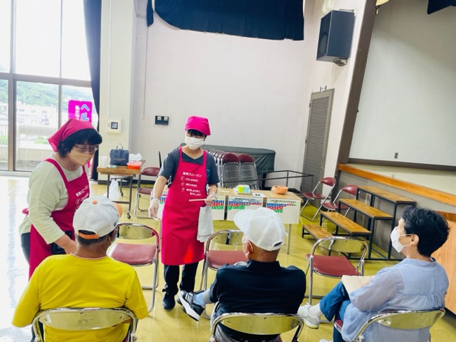 減塩みそしるを参加者に渡している様子