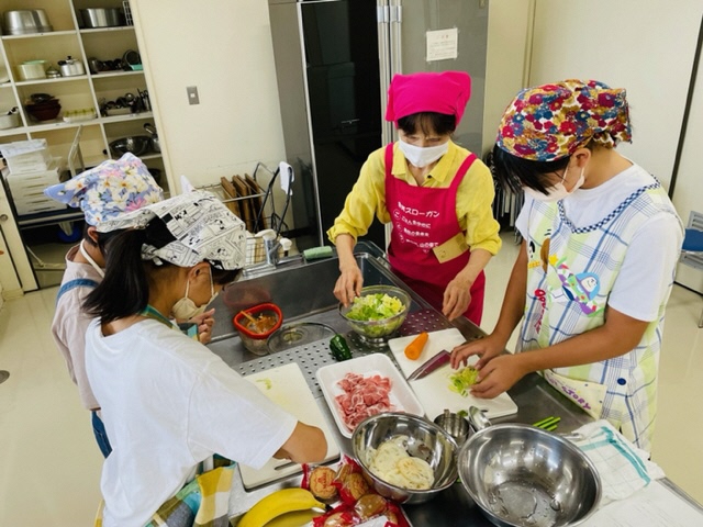 野菜を切る子どもたち