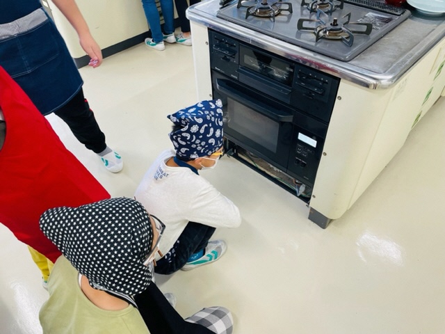 ピザの焼き上がりを待つ子ども