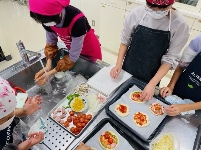 ピザを作っている子ども