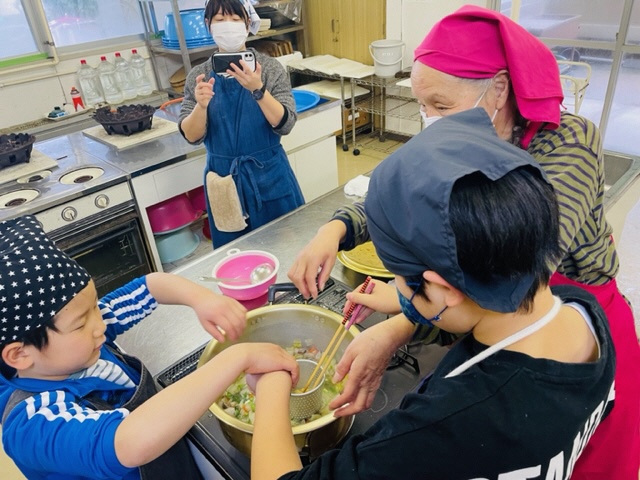 子どもたちが調理している様子