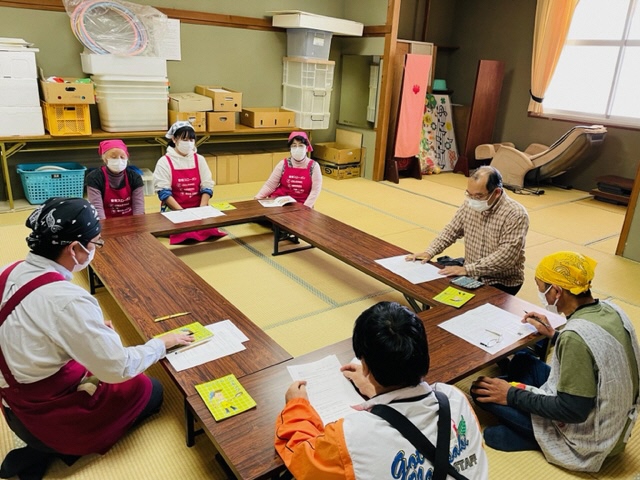 講話を聞いている様子