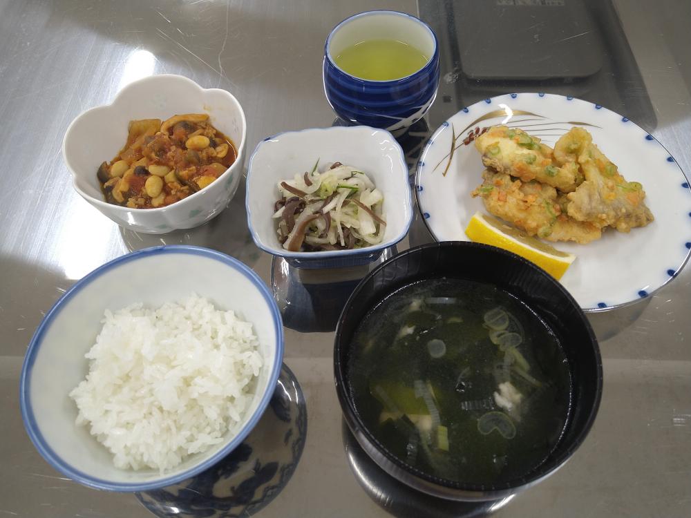 完成した料理(オランダ揚げ、ピリ辛和え、ポークビーンズ、ささみとわかめのスープ)