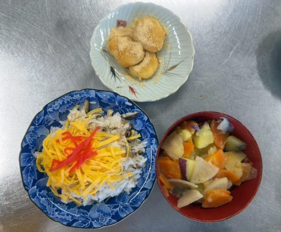 完成した郷土料理（ばら寿司、だご汁、手のひら団子）