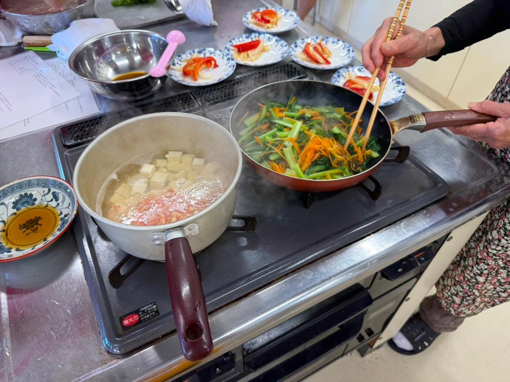 野菜を炒めている様子