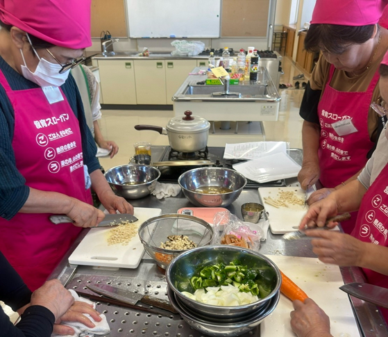 野菜を切っている食改