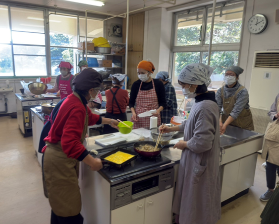 郷土料理講習会（奈留）調理の様子
