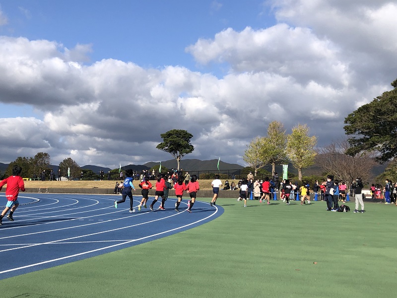 グラウンドから公園外のコースへ出ていく選手たちの画像