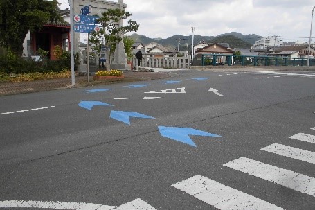 路面標示(矢羽根)