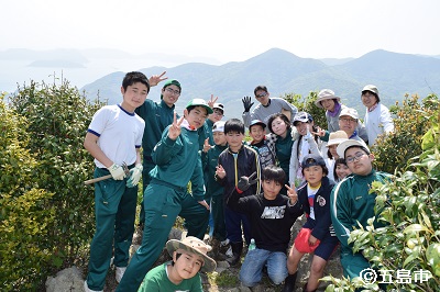 久賀島の小中学生がみんなで記念写真に映っている様子