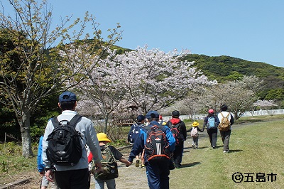 奈留小中学校と奈留高校の遠足の様子