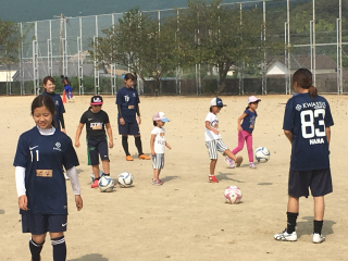 地元子どもたちへのサッカー教室の様子の画像